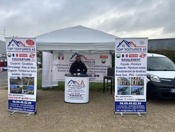 Jean-Paul Robert et l'équipe Top Toitures — stand à la Foire du Loiret