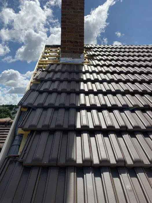 Suppression de cheminée — gros plan sur pied de ccheminee etancheite couvreur dans le loiret