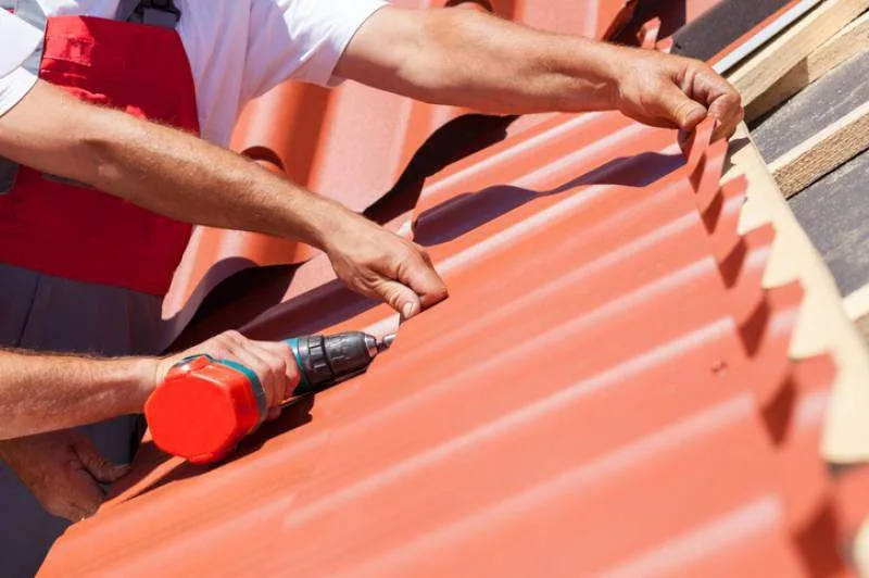 Installation de tuiles en gros plan