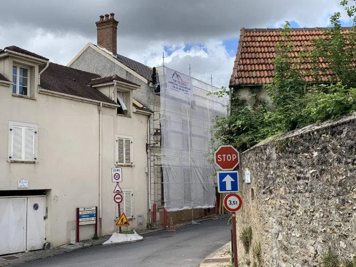 Réparation de toiture — couvreur  chantier en cours en zone urbaine mise en place de filets de protect