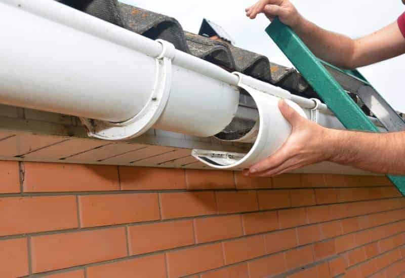 Pose de gouttières pvc dans le Loiret avec Top-Toitures