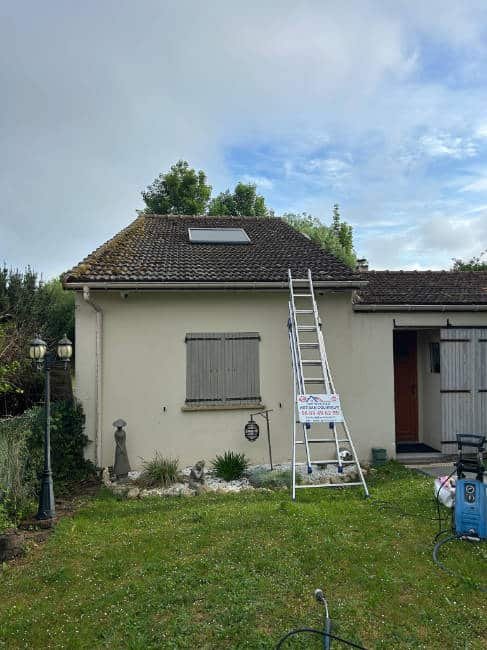 Pose de gouttières pvc dans le Loiret avec Top-Toitures