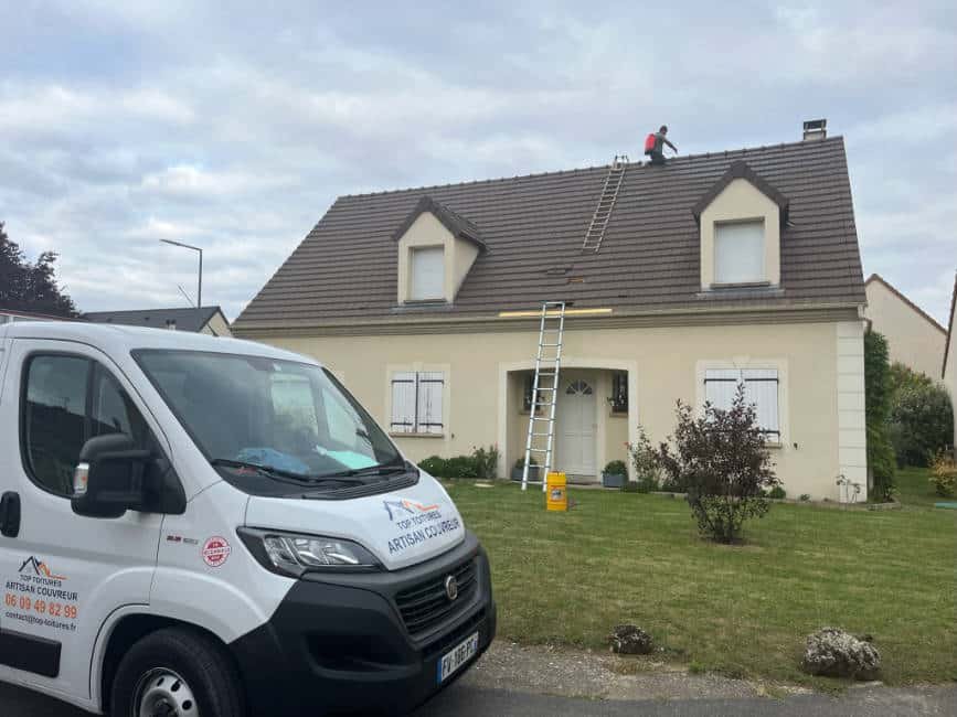 Le véhicule de l'entreprise Top Toitures prêt pour une intervention de couverture à Pithiviers