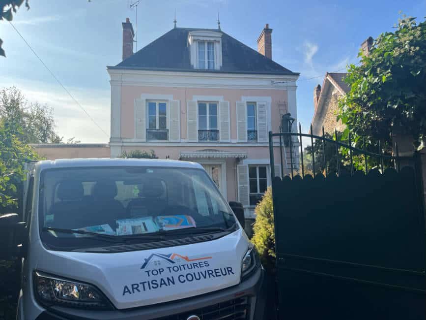 Camion de Top Toitures devant une maison dont la toiture est en Ardoise à Pithiviers dans le Loiret (45)