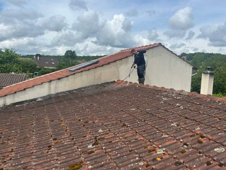 Application d'un traitement hydrofuge protecteur sur une toiture par Top Toitures à Pithiviers.