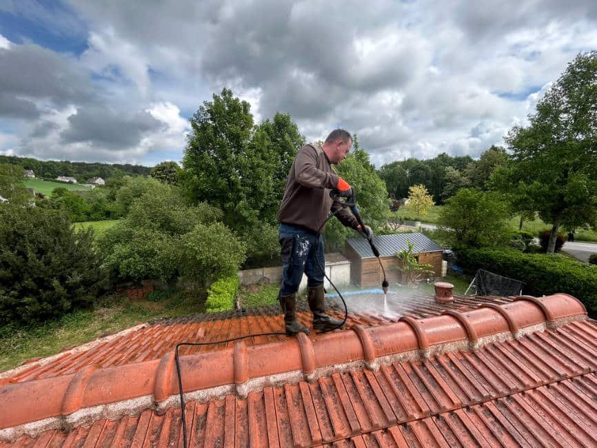 Robert Jean-Paul entrain d'effecteur un nettoyage de toiture à Malsherbes dans le Loiret (45).