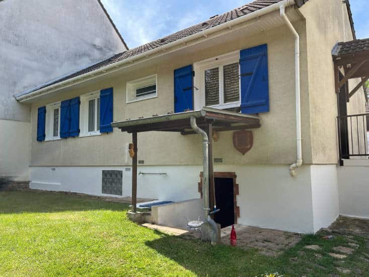 gros plan sur la pose d'une gouttière pvc par Top Toitres dans le loiret lors de travaux de rénovation