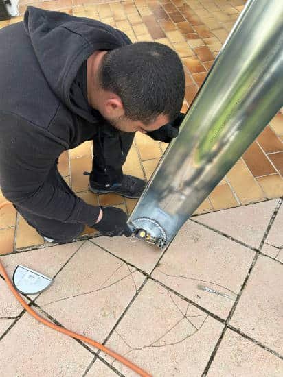 Soudure apr top toiture sur une gouttière qui a besoin de réparations