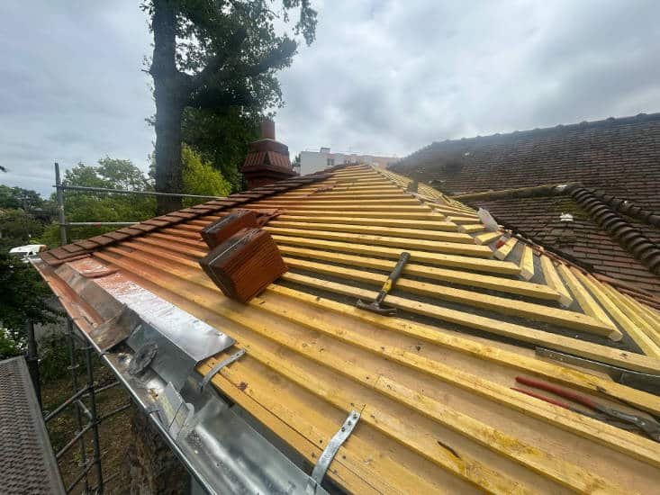 gros plan sur la pose d'une gouttière pvc par Top Toitres dans le loiret lors de travaux de rénovation