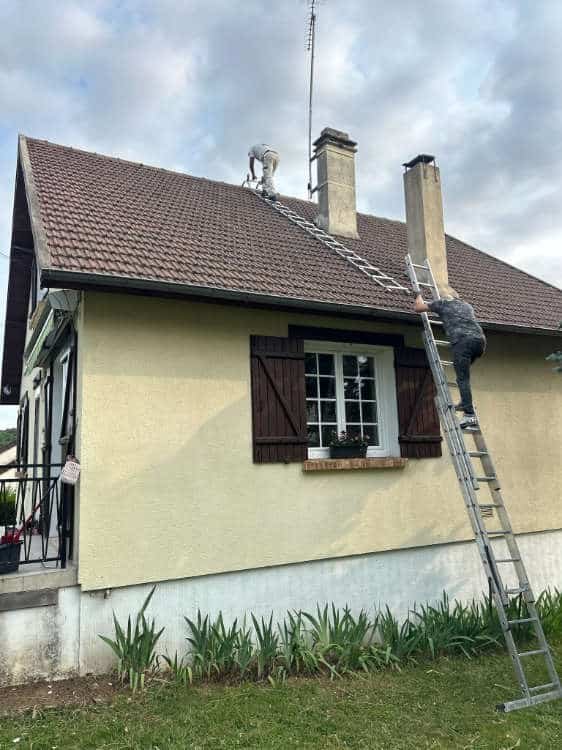 Deux artisan entrain d'installer la dépose du pied de cheminée