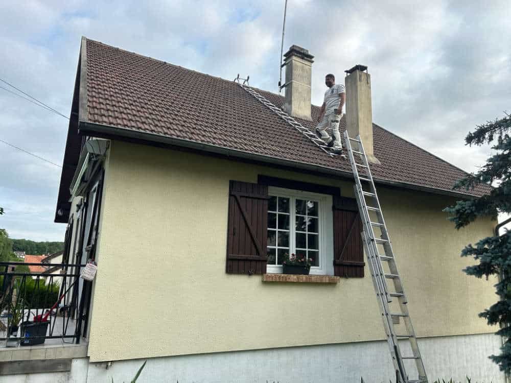 Jean-Paul Robert de TopToitures effectuant la reprise d'étanchéité sur le chantier de Malesherbes.<br>