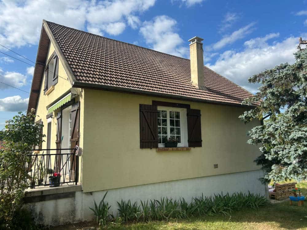 gros plan sur la pose d'une gouttière pvc par Top Toitres dans le loiret lors de travaux de rénovation