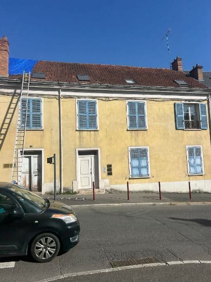 pose d'une bache sur une toiure en centre ville à malesherbes dans le loiret top topitures