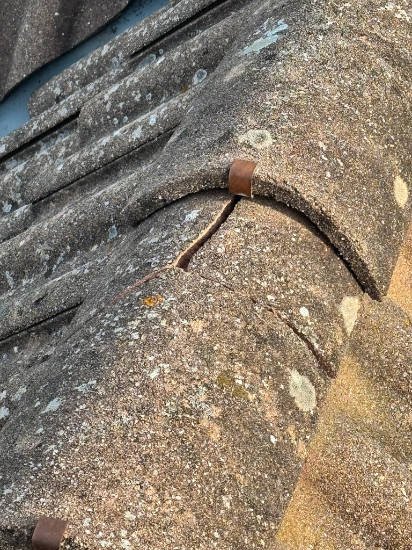 Gros plan sur un faitage abîmé