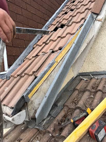 gros plan sur la pose d'une gouttière pvc par Top Toitres dans le loiret lors de travaux de rénovation