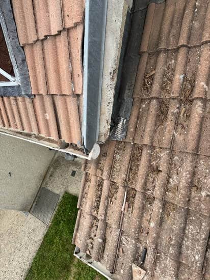 gros plan sur la pose d'une gouttière pvc par Top Toitres dans le loiret lors de travaux de rénovation