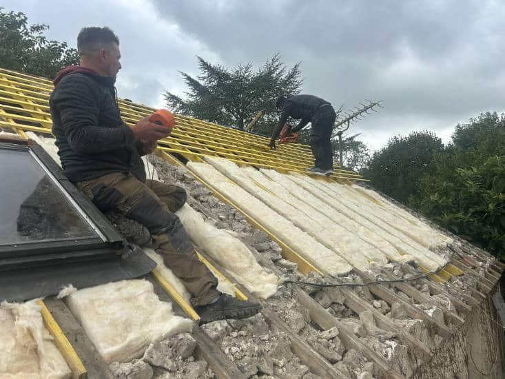 Rénovation d'une toiture à Nemours vue sur la pose de panneaux isolants